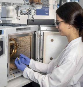 ICP-MS, AET та HRAM-ідентифікація: практична реалізація нових підходів Європейської Фармакопеї до контролю E&L